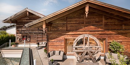 Luxusurlaub - Verpflegung: 3/4 Pension - Ruhebereich vor der Stadl-Sauna "Alte Mühle" - 5-Sterne Wellness- & Sporthotel Jagdhof