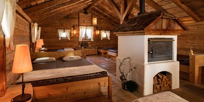 Luxusurlaub - Saunalandschaft: finnische Sauna - Ruheraum in der "Alten Mühle" mit Wasserbetten und Brotbackofen - 5-Sterne Wellness- & Sporthotel Jagdhof