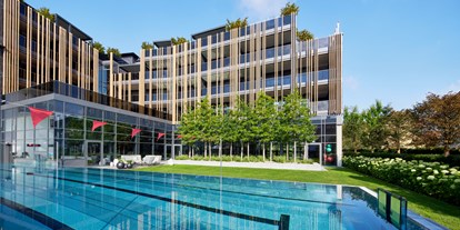 Luxusurlaub - Pools: Innenpool - 25 m langer Sportpool mit PowerSwim - 5-Sterne Wellness- & Sporthotel Jagdhof