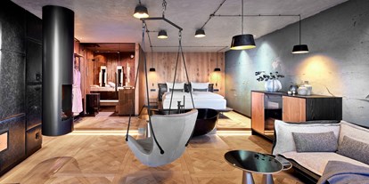 Luxusurlaub - Saunalandschaft: finnische Sauna - Design-Suite mit eigener 3in1-Kombisauna, Whirlpool und Weinklimaschrank - 5-Sterne Wellness- & Sporthotel Jagdhof