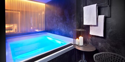 Luxusurlaub - Saunalandschaft: finnische Sauna - Überdachter Hot-Whirlpool am Balkon der Luxus-Suiten - 5-Sterne Wellness- & Sporthotel Jagdhof