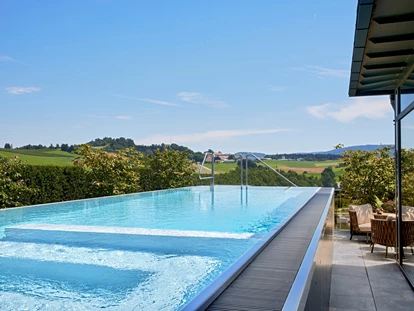 Luxusurlaub - Saunalandschaft: Außensauna - Hutthurm - Privater Infinity-Pool auf der Dachterrasse der eigenen Luxus-Suite - 5-Sterne Wellness- & Sporthotel Jagdhof
