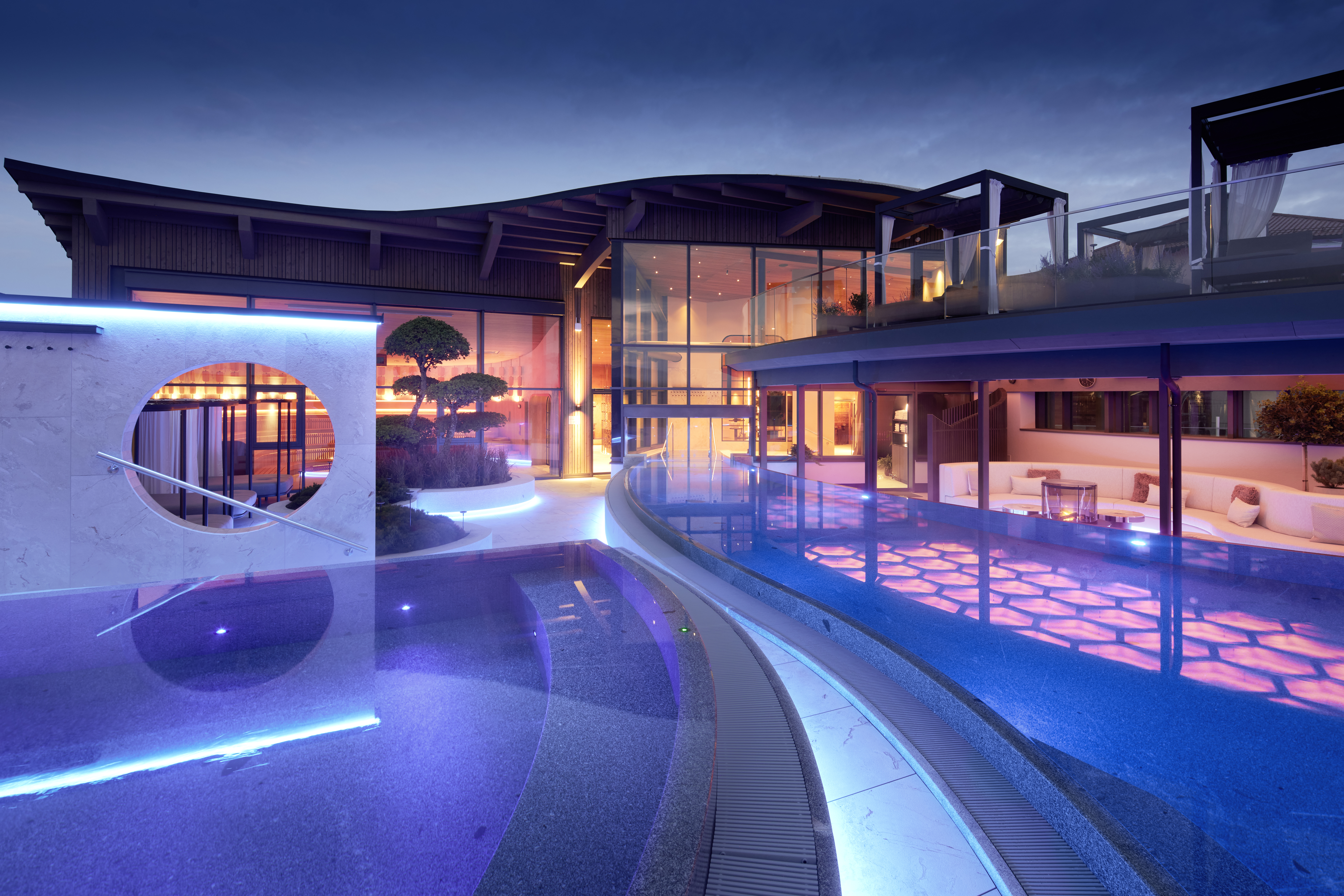 Luxushotel - Textilfreie Poollandschaft mit Event-Sauna und Sky-Lounge - 5* Wellness- & Sporthotel Jagdhof