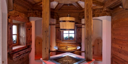 Luxusurlaub - Saunalandschaft: finnische Sauna - Schönberg im Stubaital - Kräuterstadl-Sauna im Erwachsenenhotel am Achensee - Verwöhnhotel Kristall