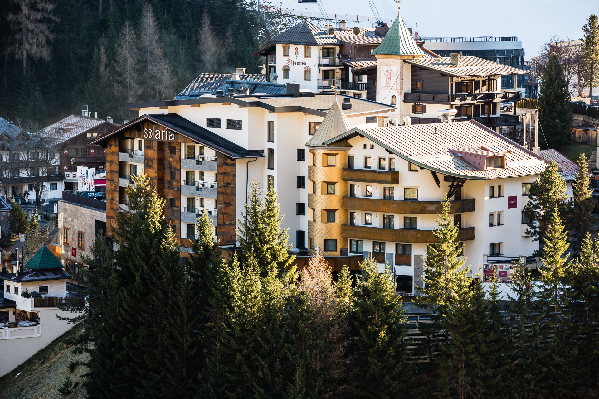 Luxushotel - Hotel Solaria Ischgl mit goldenem Turm direkt an der Skipiste  - Hotel Solaria