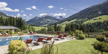 Luxusurlaub - WLAN - Panoramagarten mit ganzjährig beheiztem Außenpool und Traum-Ausblick - Alpbacherhof****s - Mountain & Spa Resort