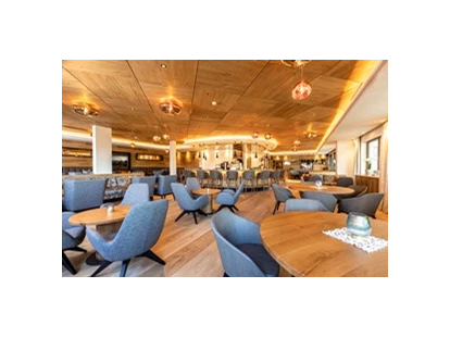 Luxusurlaub - Bettgrößen: Doppelbett - Mühlau (Innsbruck) - Gemütliche, lichtdurchflutete Bar an der Sonnenseite des Hotels - ein wahres Herzstück des Hauses - Alpbacherhof****s - Mountain & Spa Resort