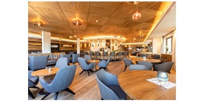 Luxusurlaub - Verpflegung: 3/4 Pension - Gemütliche, lichtdurchflutete Bar an der Sonnenseite des Hotels - ein wahres Herzstück des Hauses - Alpbacherhof****s - Mountain & Spa Resort