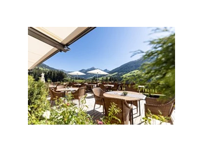 Luxusurlaub - Wellnessbereich - Mühlau (Innsbruck) - Terrasse mit traumhaftem Panoramablick auf die Alpbacher Berge in absoluter Ruhe - Alpbacherhof****s - Mountain & Spa Resort