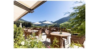 Luxusurlaub - Verpflegung: 3/4 Pension - Terrasse mit traumhaftem Panoramablick auf die Alpbacher Berge in absoluter Ruhe - Alpbacherhof****s - Mountain & Spa Resort