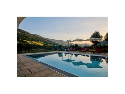 Luxusurlaub - Umgebungsschwerpunkt: am Land - Mühlau (Innsbruck) - Beheizter Außenpool mit traumhaftem Blick auf die Alpbacher Berge Fotograf Stephan Michael/CR Alpbacherhof - Alpbacherhof****s - Mountain & Spa Resort