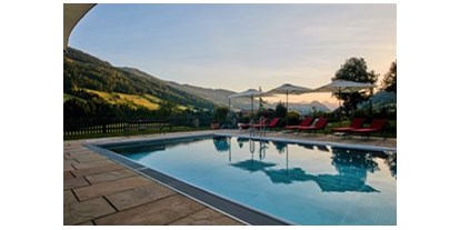 Luxusurlaub - Pools: Innenpool - Beheizter Außenpool mit traumhaftem Blick auf die Alpbacher Berge Fotograf Stephan Michael/CR Alpbacherhof - Alpbacherhof****s - Mountain & Spa Resort