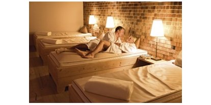 Luxusurlaub - Saunalandschaft: finnische Sauna - Ruheraum mit Wasserbetten im Wellnesshotel Der Alpacherhof - Alpbacherhof****s - Mountain & Spa Resort