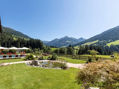Luxusurlaub - Wellnessbereich - Mühlau (Innsbruck) - Wunderschöner Panoramagarten mit Pool und unverbautem Ausblick - Alpbacherhof****s - Mountain & Spa Resort