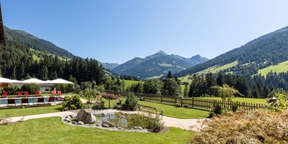 Luxusurlaub - Pools: Innenpool - Wunderschöner Panoramagarten mit Pool und unverbautem Ausblick - Alpbacherhof****s - Mountain & Spa Resort