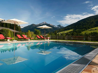 Luxusurlaub - Wellnessbereich - Mühlau (Innsbruck) - Traumhafte Ausblicke im Alpbacherhof, hier vom ganzjährigen beheizten Außenpool. - Alpbacherhof****s - Mountain & Spa Resort