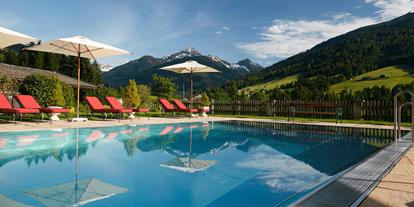 Luxusurlaub - Pools: Innenpool - Traumhafte Ausblicke im Alpbacherhof, hier vom ganzjährigen beheizten Außenpool. - Alpbacherhof****s - Mountain & Spa Resort