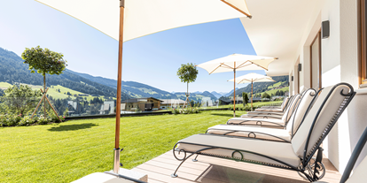 Luxusurlaub - Bettgrößen: Doppelbett - Kössen - Relaxliegen im Freien im Naturhotel Der Alpbacherhof - Alpbacherhof****s - Mountain & Spa Resort