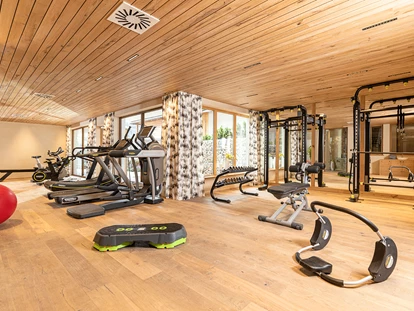 Luxusurlaub - Wellnessbereich - Mühlau (Innsbruck) - Fit and healthy - großzügiger, heller Fitnessraum mit top Geräten der Firma Technogym - Alpbacherhof****s - Mountain & Spa Resort