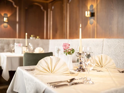 Luxusurlaub - Wellnessbereich - Mühlau (Innsbruck) - Einladend gedeckter Tisch im neu renovierten Restaurant des Genusshotels Der Alpbacherhof - Alpbacherhof****s - Mountain & Spa Resort