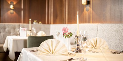 Luxusurlaub - Reith im Alpbachtal - Einladend gedeckter Tisch im neu renovierten Restaurant des Genusshotels Der Alpbacherhof - Alpbacherhof****s - Mountain & Spa Resort