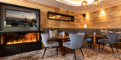 Luxusurlaub - Saunalandschaft: finnische Sauna - Gemütliche Lounge n der Bar des Genusshotels Der Alpbacherhof - Alpbacherhof****s - Mountain & Spa Resort