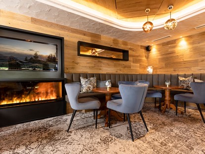 Luxusurlaub - Saunalandschaft: finnische Sauna - Gemütliche Lounge n der Bar des Genusshotels Der Alpbacherhof - Alpbacherhof****s - Mountain & Spa Resort