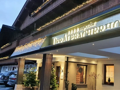 Luxusurlaub - Bettgrößen: Doppelbett - Mutters - Hoteleingang  - Alpbacherhof****s - Mountain & Spa Resort