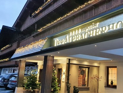 Luxusurlaub - Saunalandschaft: Außensauna - Almen (Thiersee) - Hoteleingang  - Alpbacherhof****s - Mountain & Spa Resort