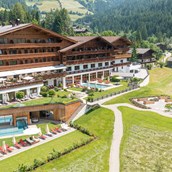 Luxusurlaub: Südansicht mit fantastischer Gartenanlage und atemberaubendem Ausblick - Alpbacherhof****s - Mountain & Spa Resort