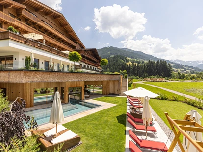 Luxusurlaub - Bettgrößen: Doppelbett - Österreich - Adults Only Bereich mit Whirlpool im Freien mit wunderbarem Ausblick - Alpbacherhof****s - Mountain & Spa Resort