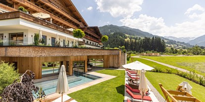 Luxusurlaub - Pools: Innenpool - Adults Only Bereich mit Whirlpool im Freien mit wunderbarem Ausblick - Alpbacherhof****s - Mountain & Spa Resort