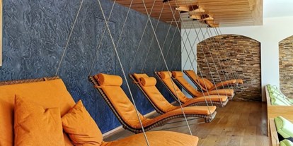 Luxusurlaub - Pools: Außenpool beheizt - Walchsee - Panoramaruheraum mit gemütlichen Schwebeliegen - Alpbacherhof****s - Mountain & Spa Resort