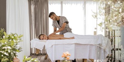 Luxusurlaub - Bar: Poolbar - Garden SPA - Single Massage - Preidlhof***** Luxury DolceVita Resort
