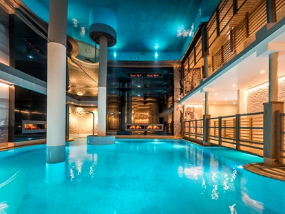 Luxusurlaub - Pools: Infinity Pool - St. Leonhard im Pitztal - Indoor Thermalwasser Pool mit warmen Heilwasser - Preidlhof***** Luxury DolceVita Resort