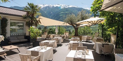 Luxusurlaub - Bar: Poolbar - Mediterrane Terrasse  - Preidlhof***** Luxury DolceVita Resort