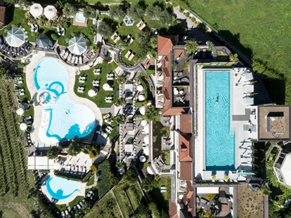 Luxusurlaub - Pools: Außenpool beheizt - Südtirol - Outdoor Pools & mediterraner Park - Preidlhof***** Luxury DolceVita Resort