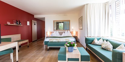 Luxusurlaub - Pools: Infinity Pool - Junior Suite - Romantik Spa Hotel Elixhauser Wirt