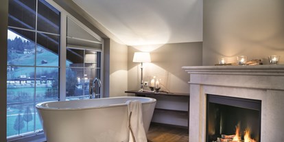 Luxusurlaub - Wellnessbereich - Die freistehende Badewanne bietet puren Luxus und Entspannung in Ihrer Suite im Hotel Gut Weissenhof - Hotel Gut Weissenhof ****S
