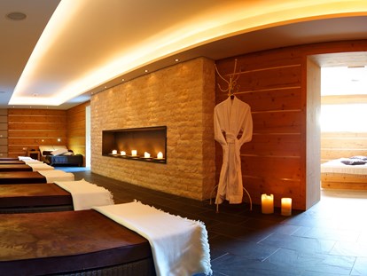 Luxusurlaub - Saunalandschaft: finnische Sauna - Im Ruheraum der Stille mit Wasserbetten pure Erholung während Ihrem Relaxurlaub im Hotel Gut Weissenhof genießen - Hotel Gut Weissenhof ****S