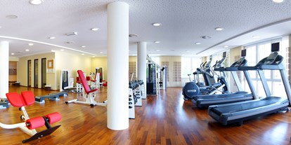 Luxusurlaub - Pools: Innenpool - Fitnessraum mit Precor Fitnessgeräten und perfektem Panoramablick auf die Radstädter Berge - Hotel Gut Weissenhof ****S