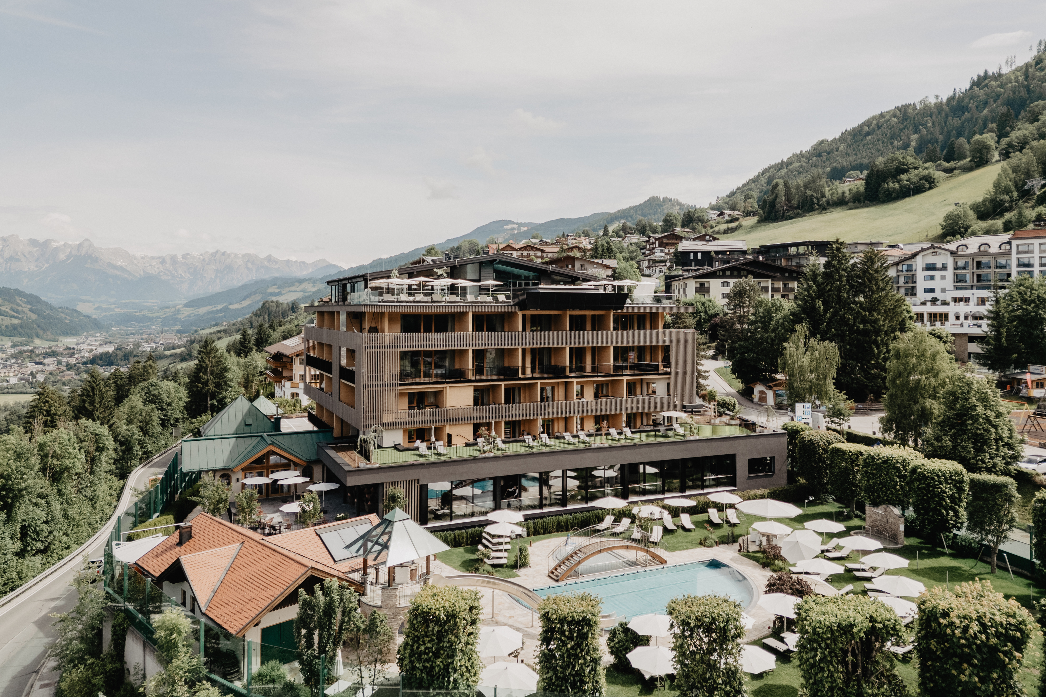 Luxushotel - Außenansicht Sommer - Hotel Berghof | St. Johann in Salzburg