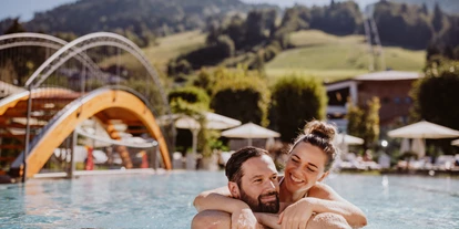 Luxusurlaub - Hotel-Schwerpunkt: Luxus & Familie - Leogang Hütten - Außenpool mit Bergpanorama - Hotel Berghof | St. Johann in Salzburg