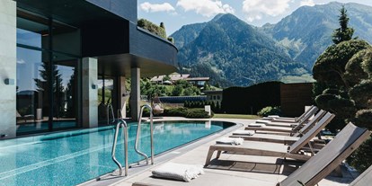Luxusurlaub - Pools: Innenpool - Großarl - sonnhofalpendorf-sonnhof-josalzburg-salzburgerland-wellnesshotel-adultsonly-urlaub-sommer-winter-wellness-wandern-ski-golf-biken-yoga-yogahotel - Sonnhof Alpendorf - an adults only place. 