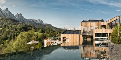 Luxusurlaub - Pools: Schwimmteich - wadlSPA - Hotel Forsthofgut