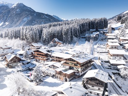 Luxusurlaub - Hotel-Schwerpunkt: Luxus & Skifahren - Kössen - Hotelaußenansicht Winter - Wander-und Wellnesshotel Gassner****s