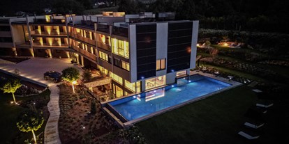 Luxusurlaub - Pools: Infinity Pool - Südtirol - Nacht - Eco Suites Amaril