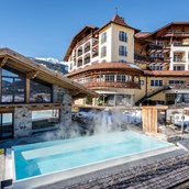 Luxushotel: Hotelansicht im Winter - Hotel Post Lermoos