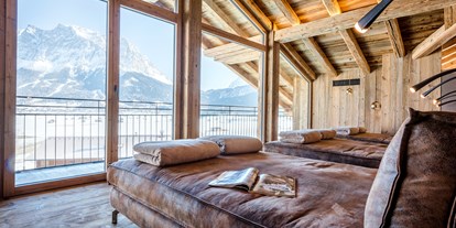 Luxusurlaub - Wellnessbereich - Ruheraum mit Blick auf die Zugspitze - Hotel Post Lermoos