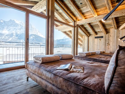 Luxusurlaub - Sauna - Ruheraum mit Blick auf die Zugspitze - Hotel Post Lermoos